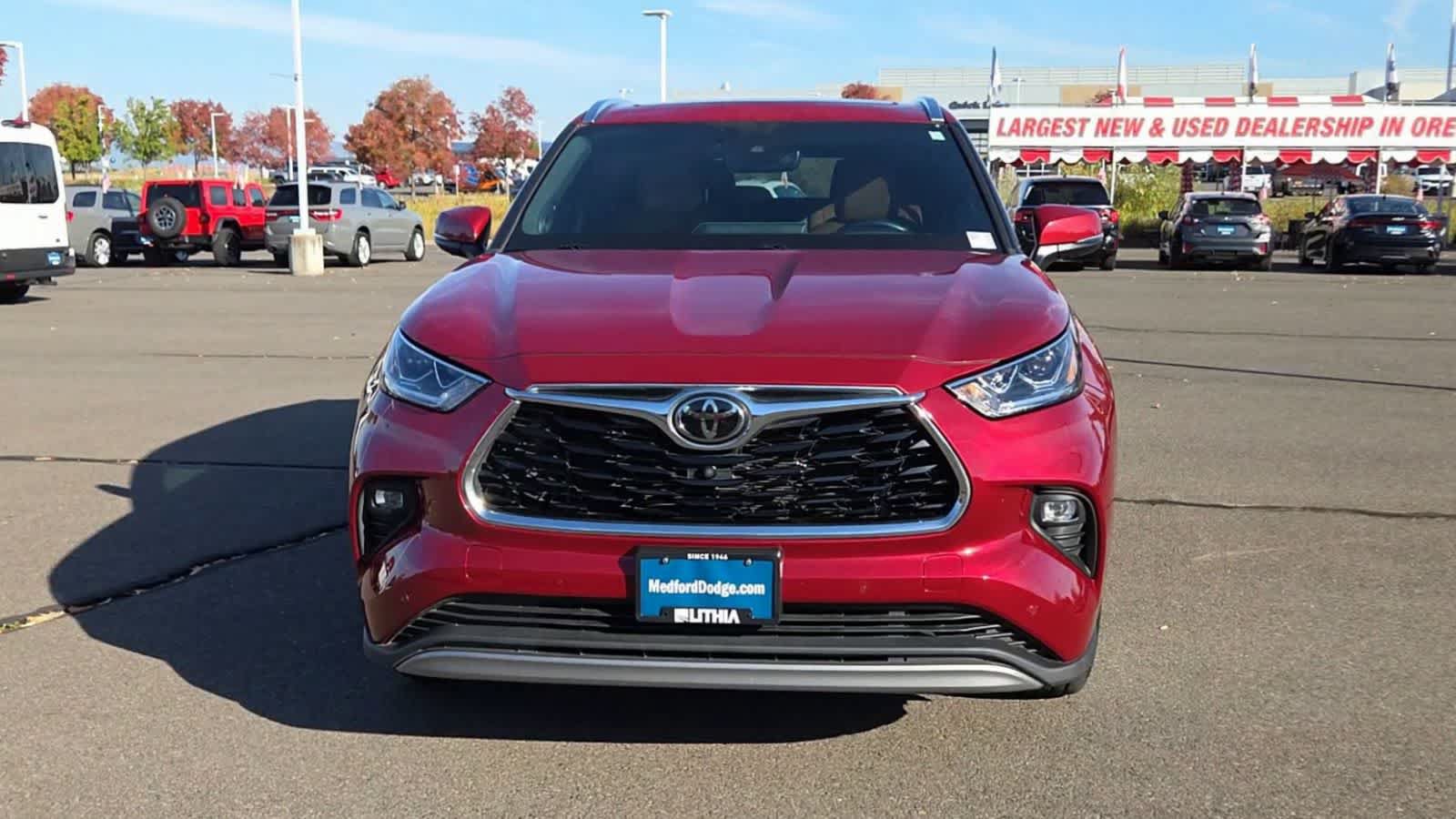 Used 2022 Toyota Highlander Platinum AWD/4WD image 3