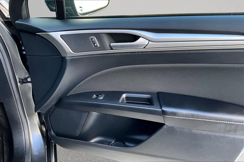 Used 2020 Ford Fusion SE image 27