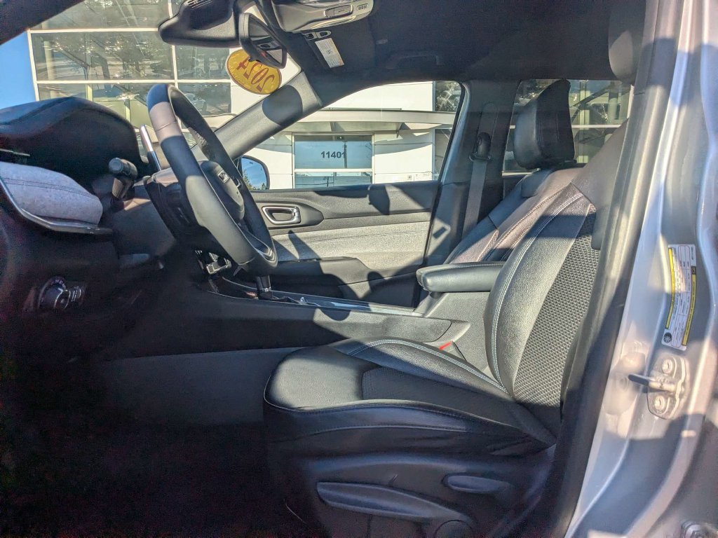 Used 2024 Jeep Compass Latitude AWD/4WD image 2