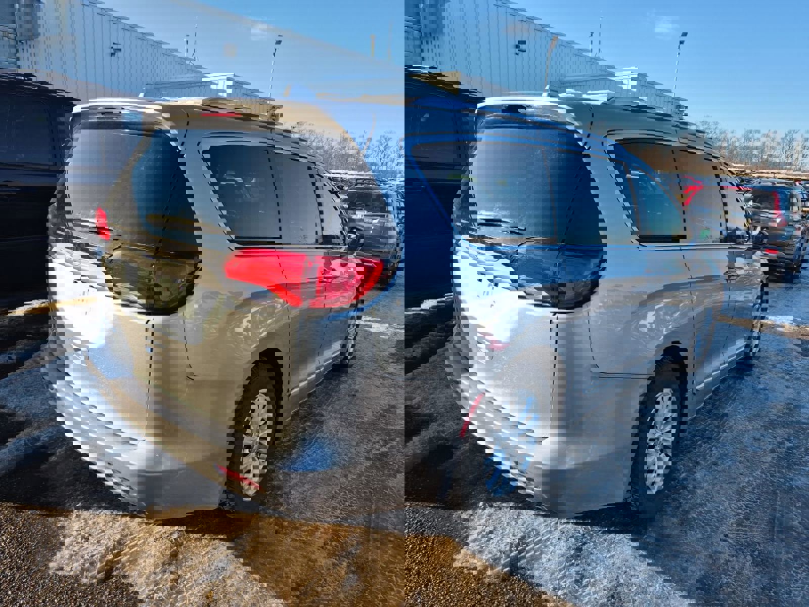 Used 2018 Chrysler Pacifica Touring-L Plus image 3