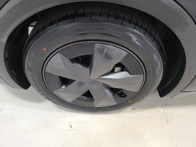 Certified 2025 Toyota Prius LE FWD image 34
