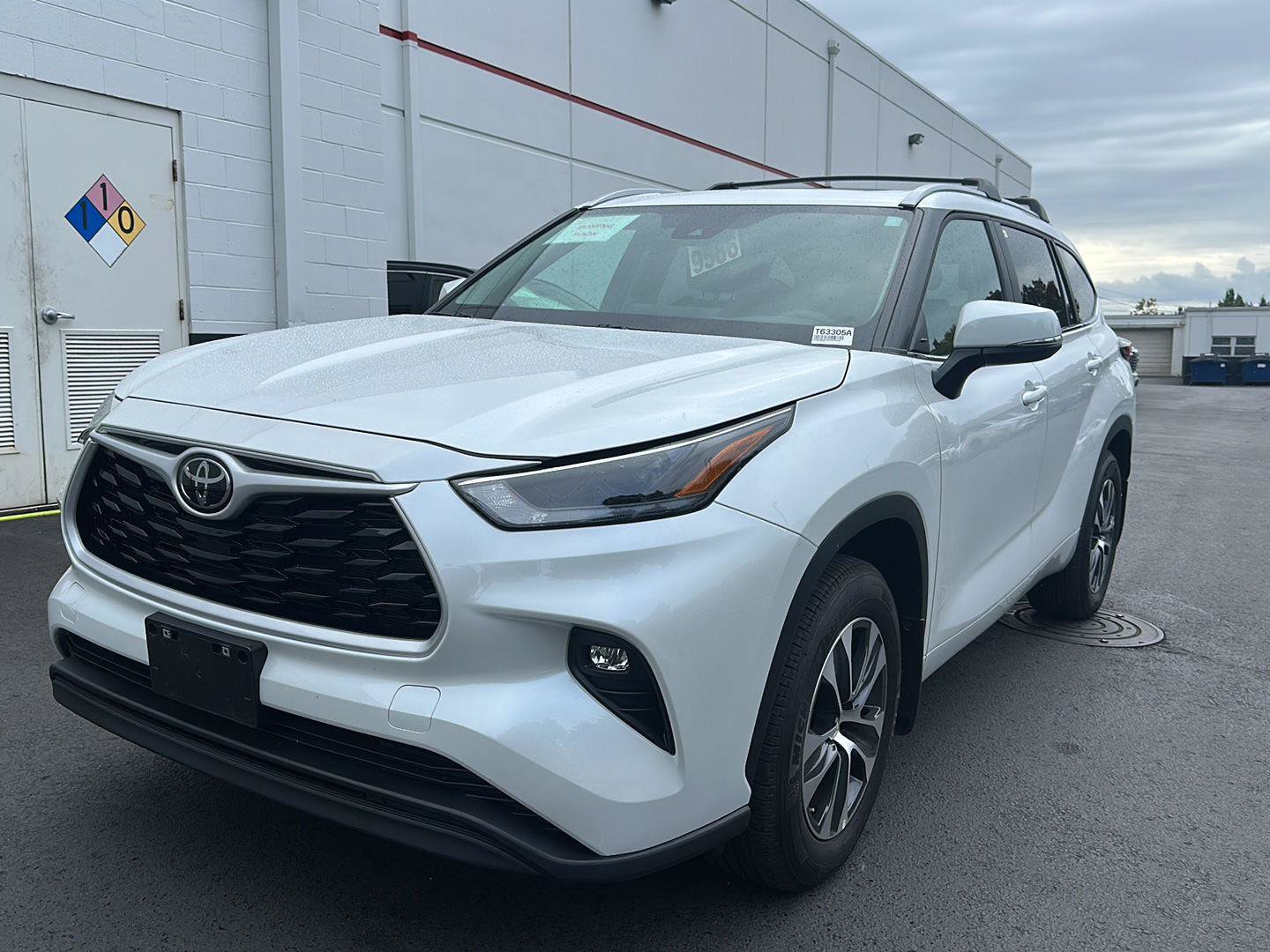 Used 2024 Toyota Highlander XLE AWD/4WD image 1