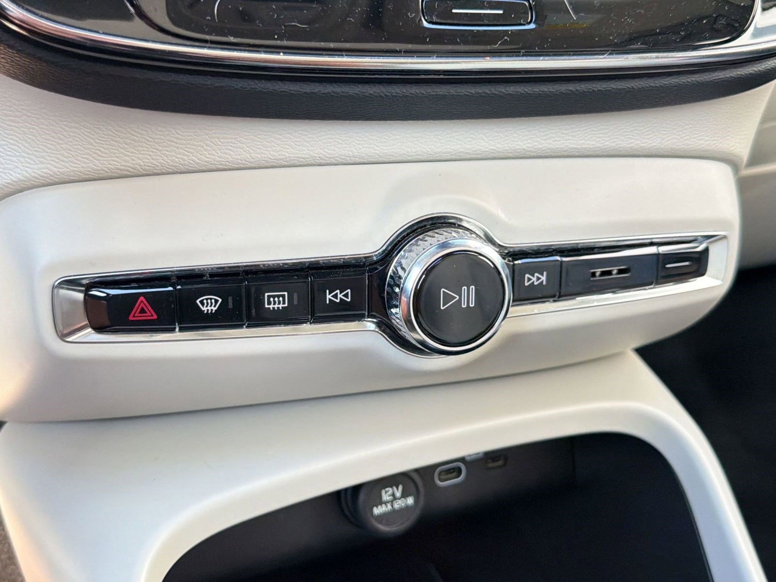 Used 2023 Volvo XC40 B5 Plus w/ Protection Package Premier image 19