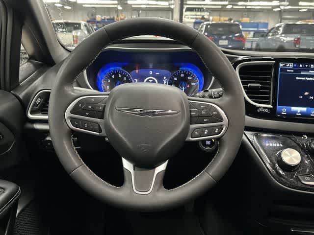 Used 2025 Chrysler Pacifica Select FWD image 15