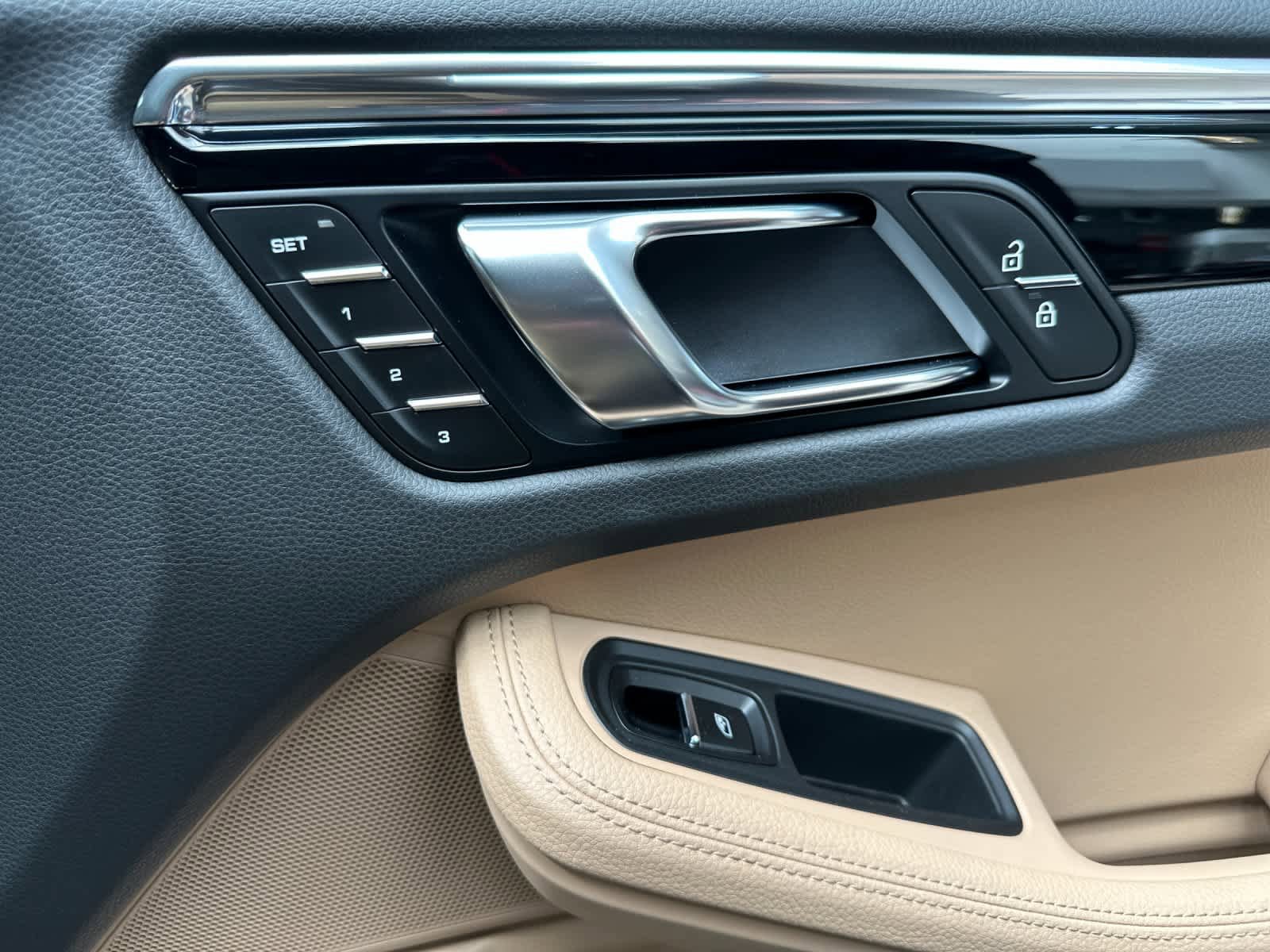 Certified 2025 Porsche Macan AWD/4WD image 19