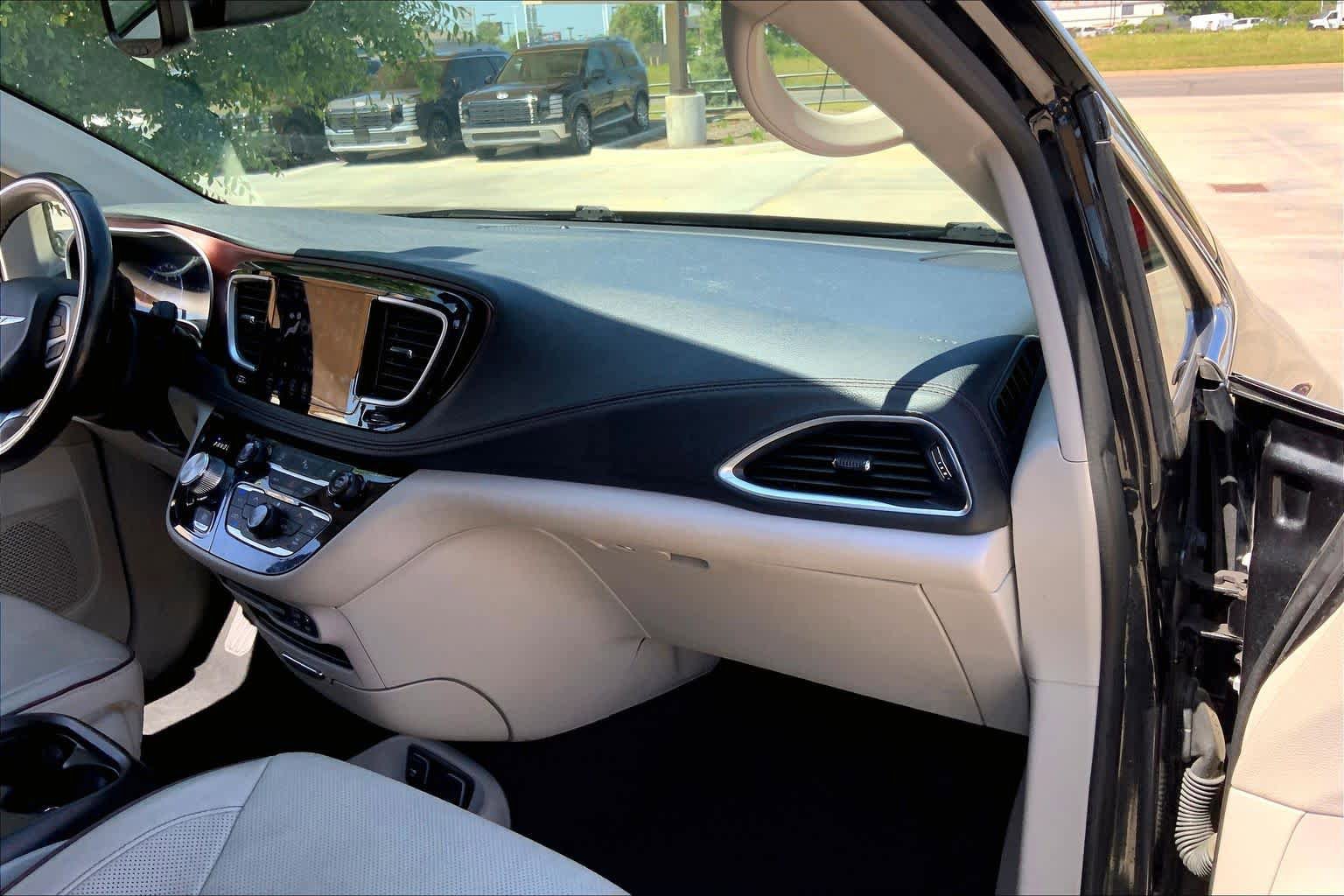 Used 2020 Chrysler Pacifica Limited FWD image 19