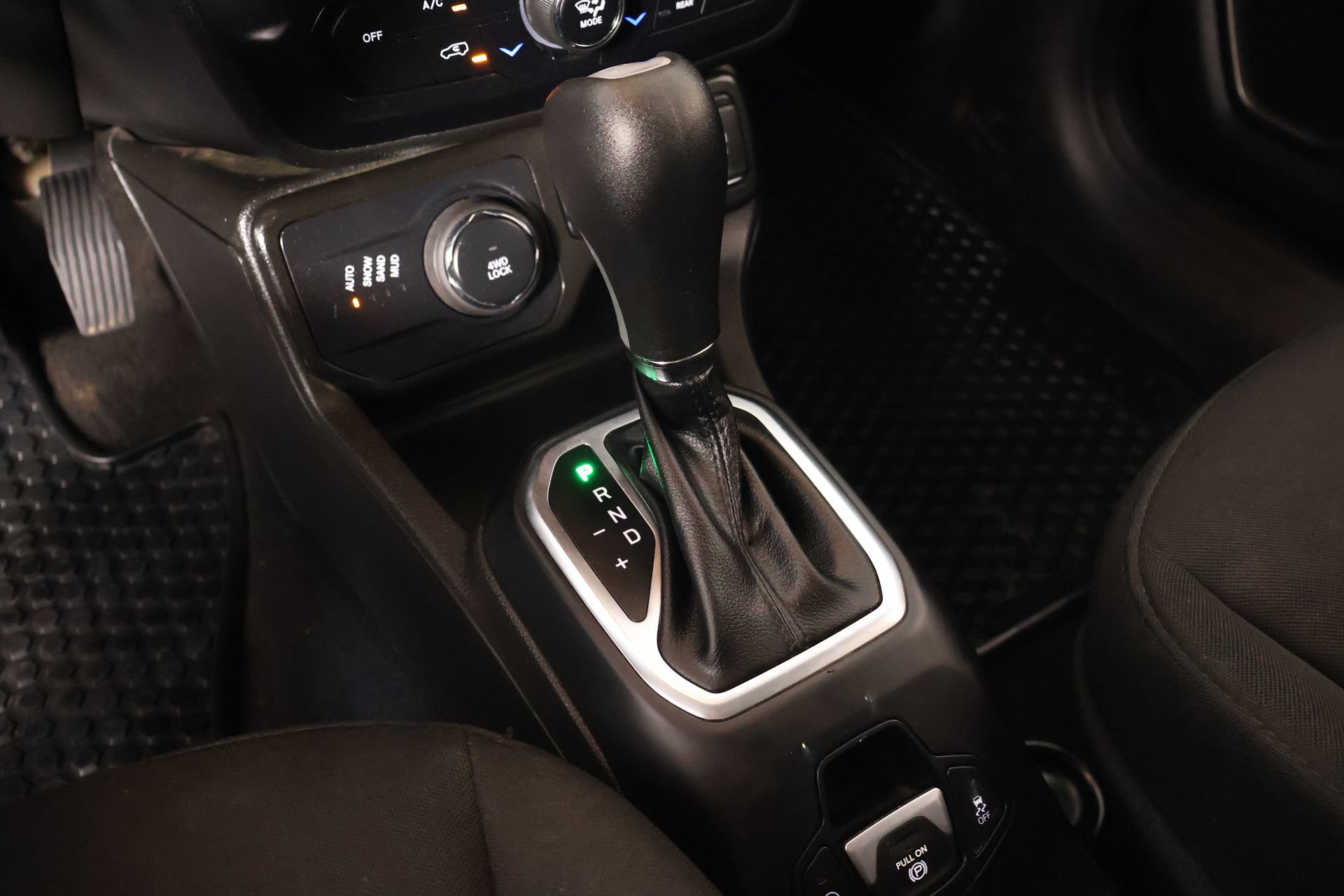 Used 2023 Jeep Renegade Latitude AWD/4WD image 8