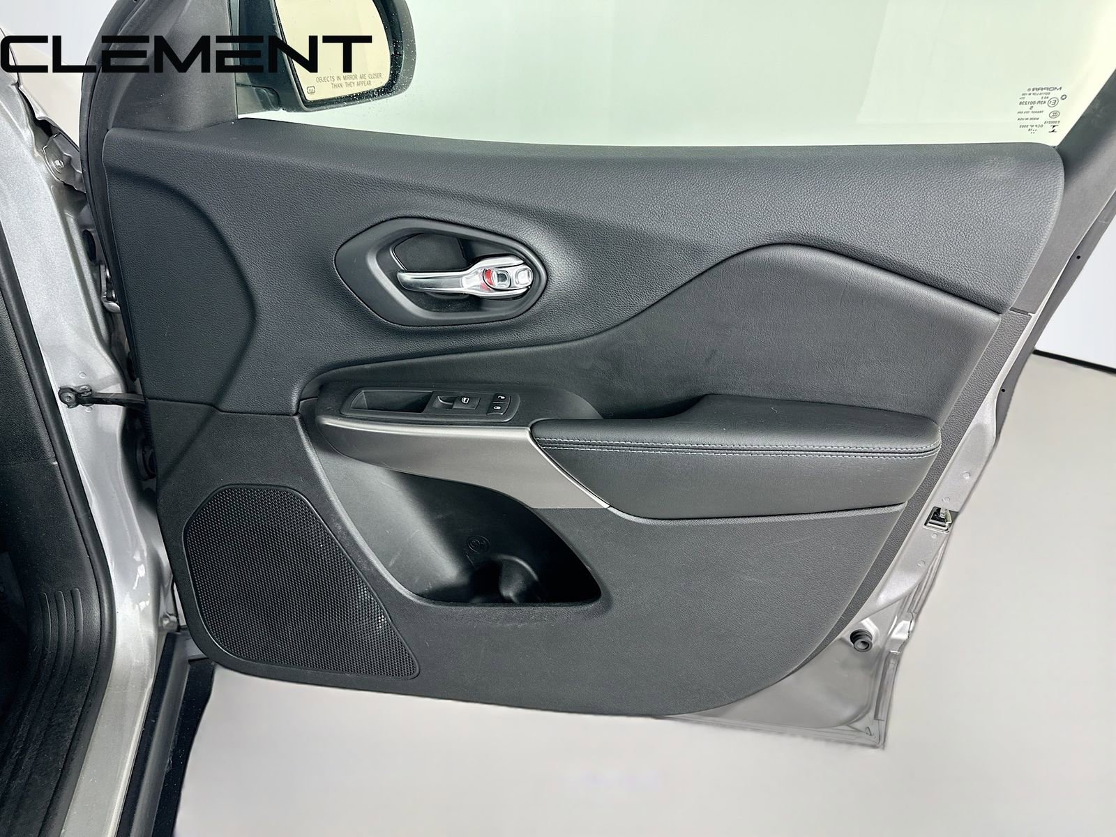 Used 2019 Jeep Cherokee Latitude w/ Cold Weather Group image 35