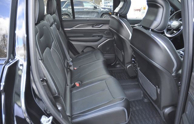 Used 2024 Jeep Grand Cherokee Overland w/ Luxury Tech Group IV image 39