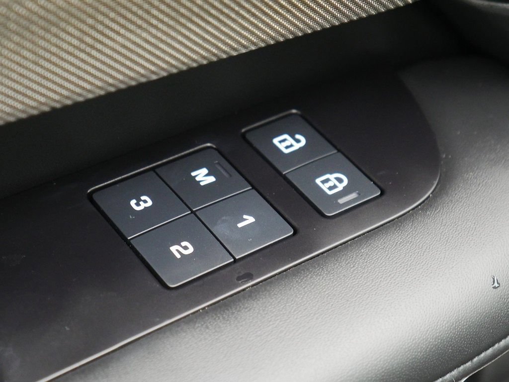 Used 2025 Land Rover Discovery Metropolitan Edition AWD/4WD image 29
