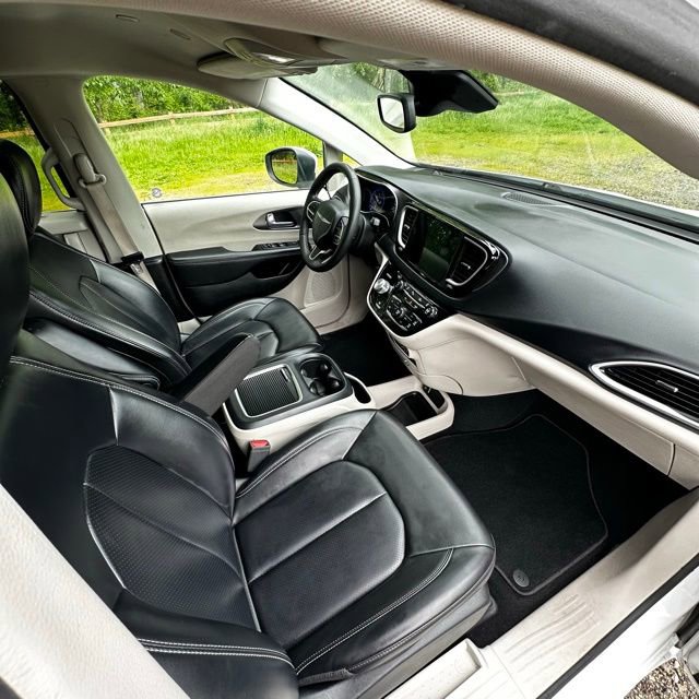 Used 2023 Chrysler Pacifica Touring-L FWD image 23