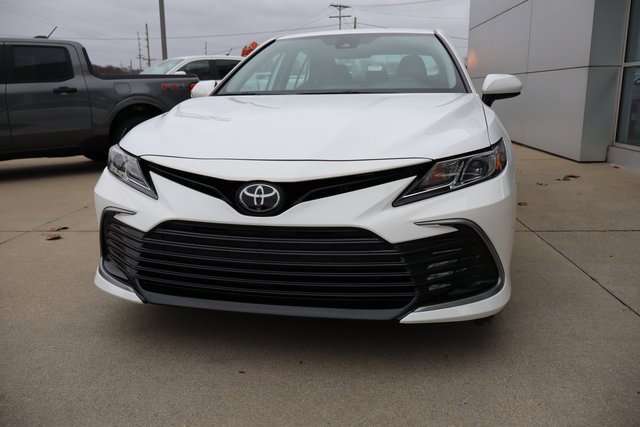 Used 2021 Toyota Camry LE image 2