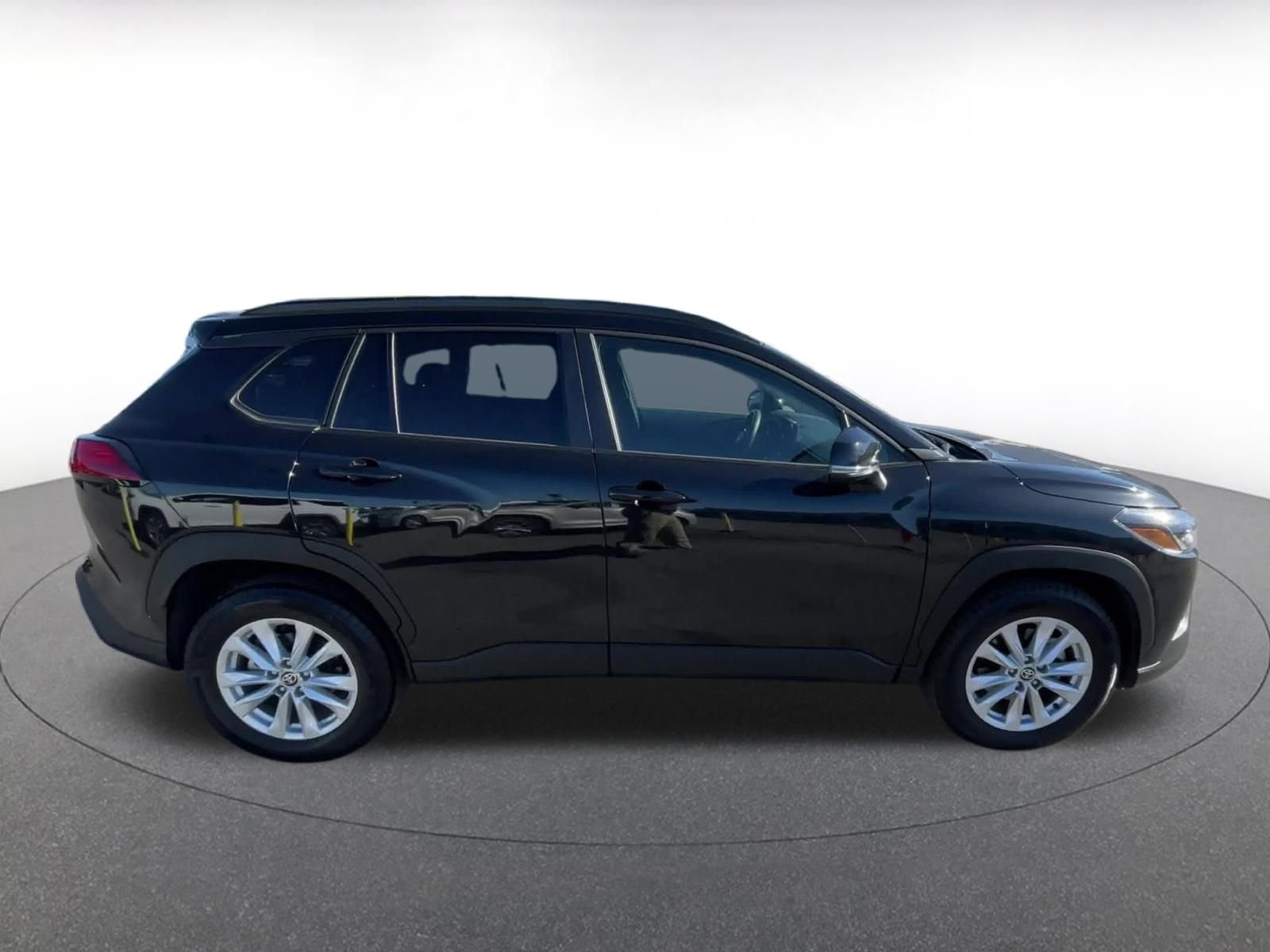Used 2025 Toyota Corolla Cross LE image 16