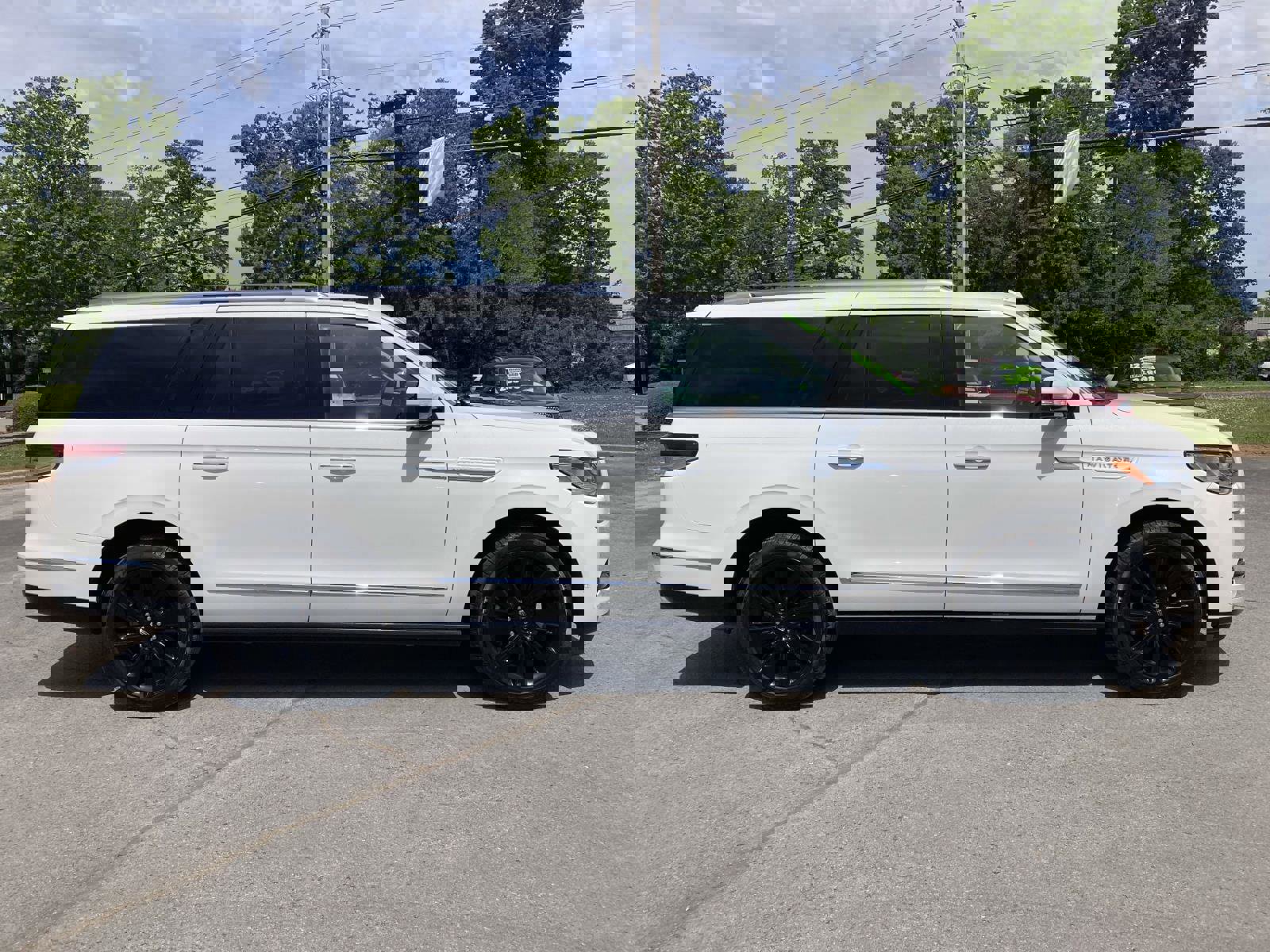 Certified 2024 Lincoln Navigator L Reserve AWD/4WD image 2