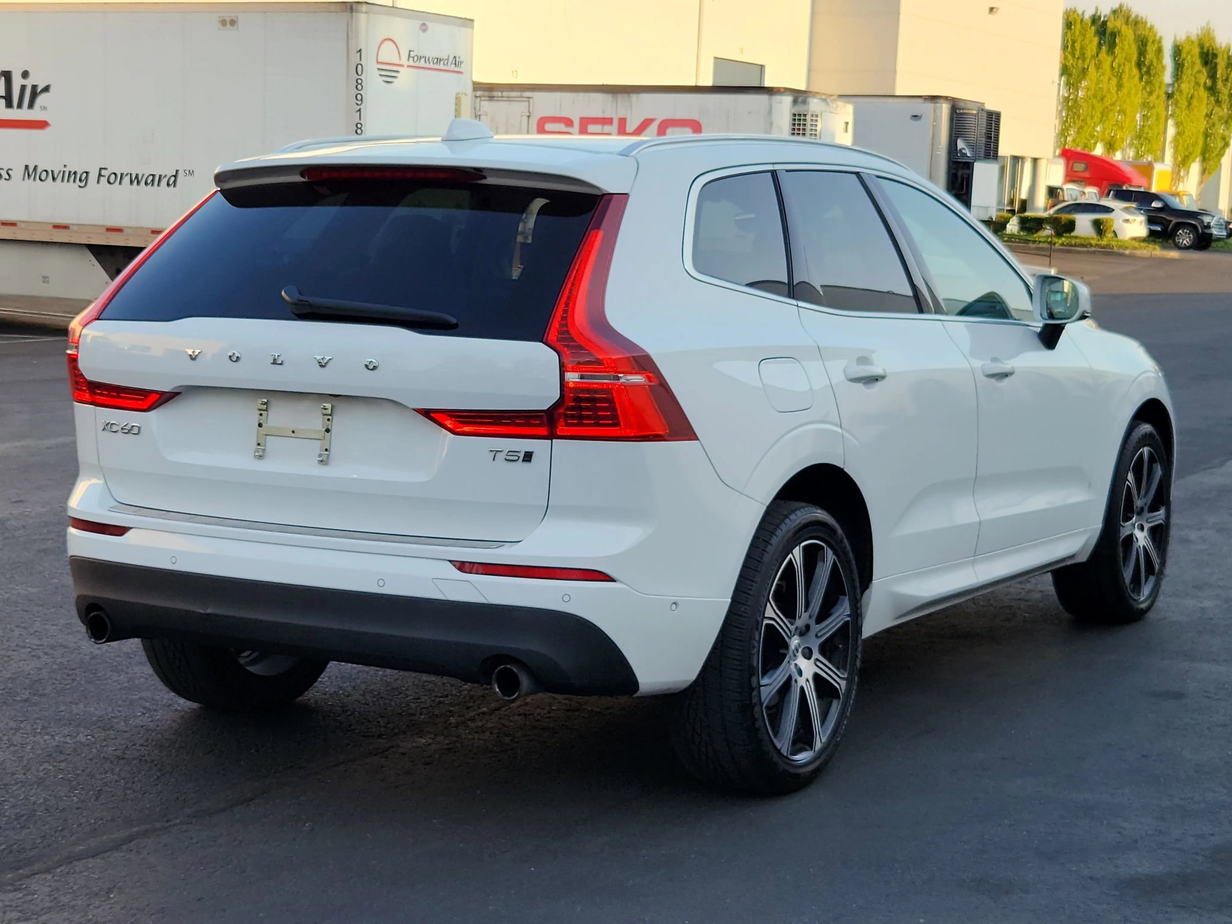 Used 2019 Volvo XC60 T5 Momentum w/ Multimedia Package image 4