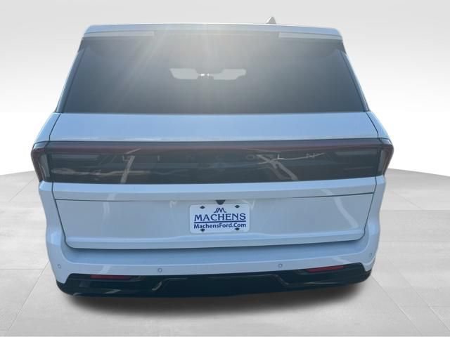New 2026 Lincoln Navigator Reserve w/ Jet Appearance Package AWD/4WD image 5