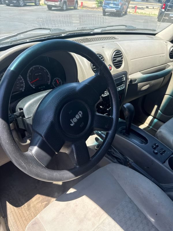 Used 2007 Jeep Liberty Sport AWD/4WD image 2