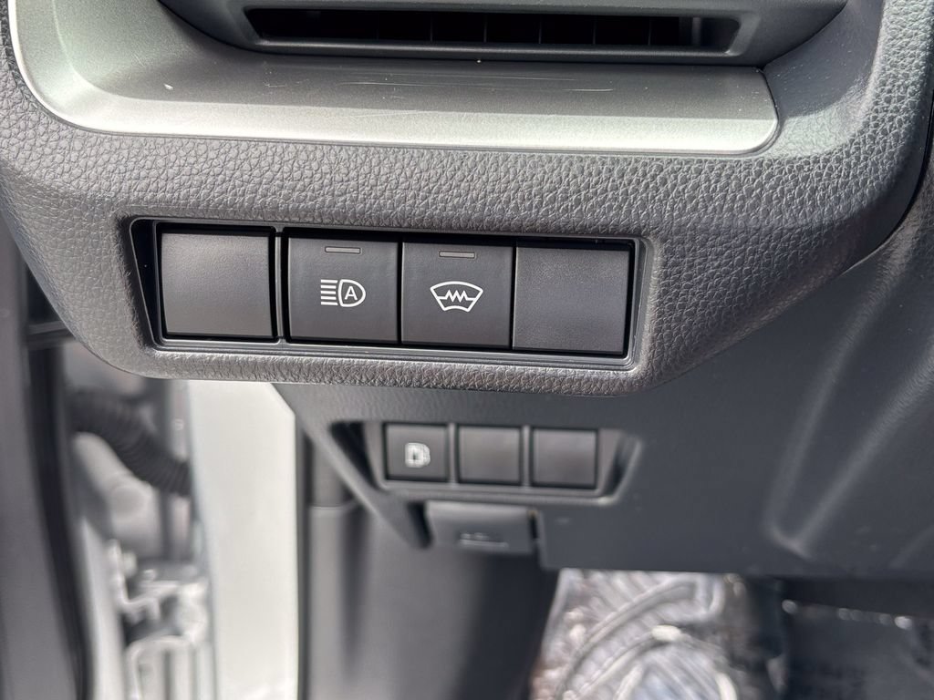 Used 2025 Toyota Prius LE AWD/4WD image 32
