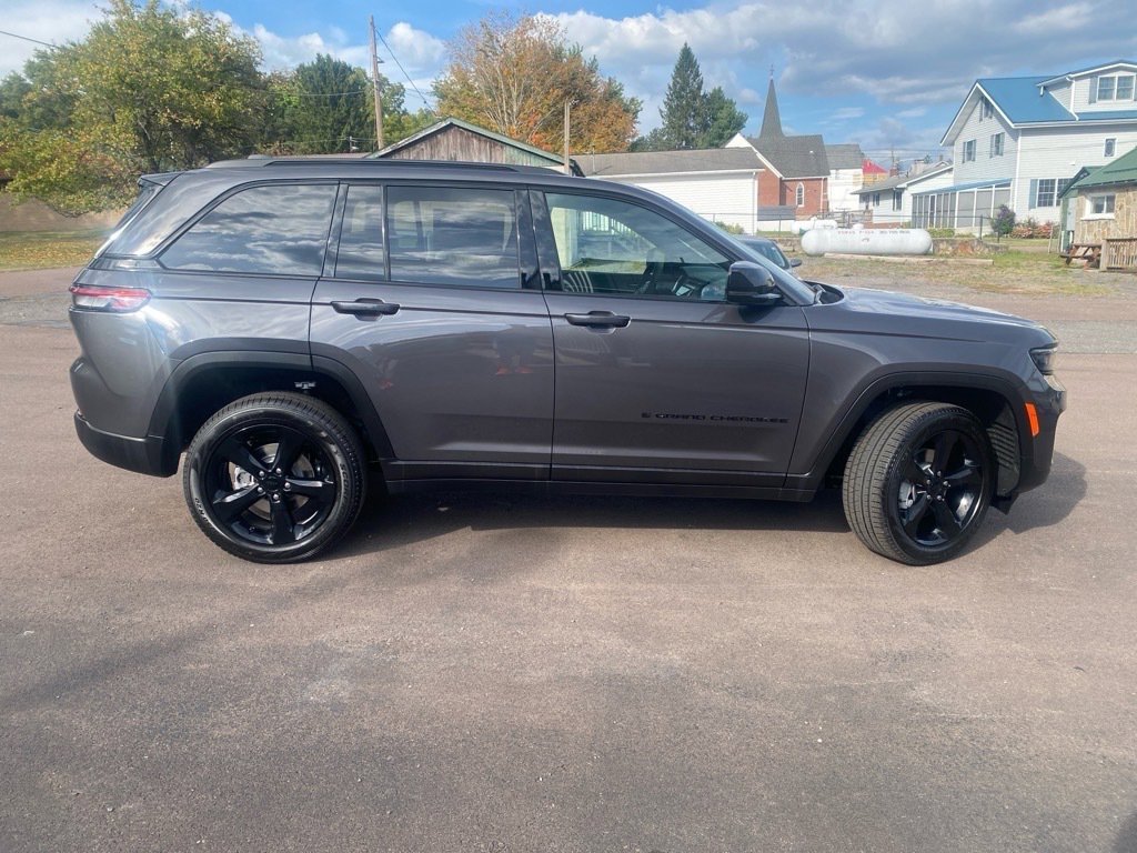 New 2025 Jeep Grand Cherokee Limited w/ Black Appearance Package image 6
