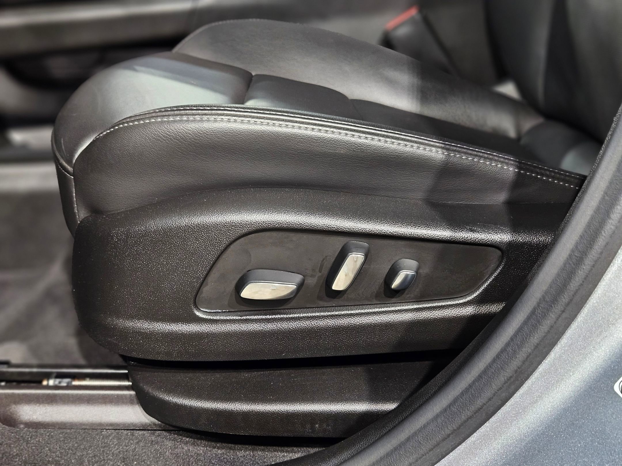 Used 2025 Cadillac XT6 Premium Luxury image 23