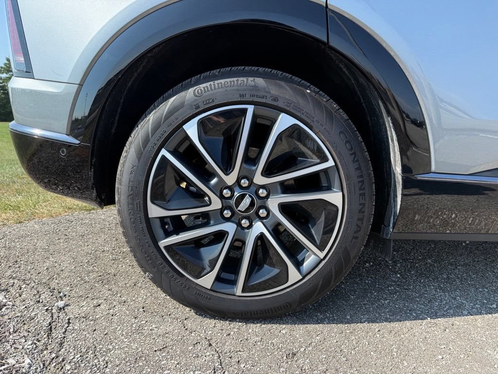 Certified 2025 Cadillac Optiq Sport 2 w/ LPO, Floor Liner Package AWD/4WD image 17
