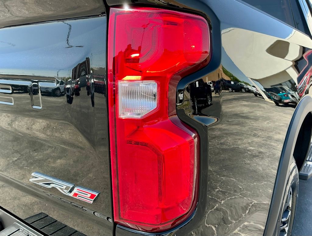 Used 2025 Chevrolet Silverado 1500 ZR2 w/ Technology Package AWD/4WD image 15