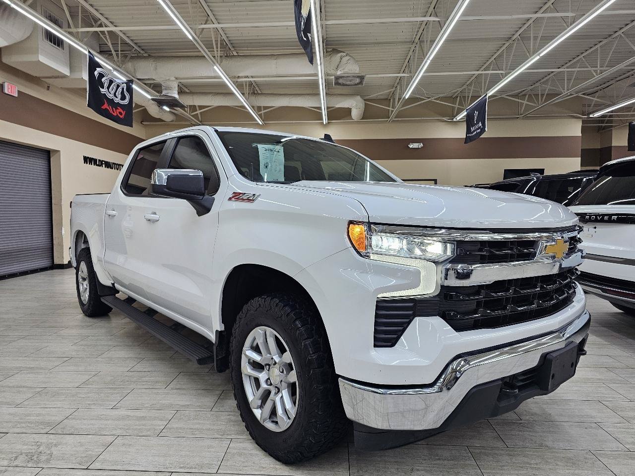 Used 2023 Chevrolet Silverado 1500 LT w/ Z71 Off-Road Package AWD/4WD image 4