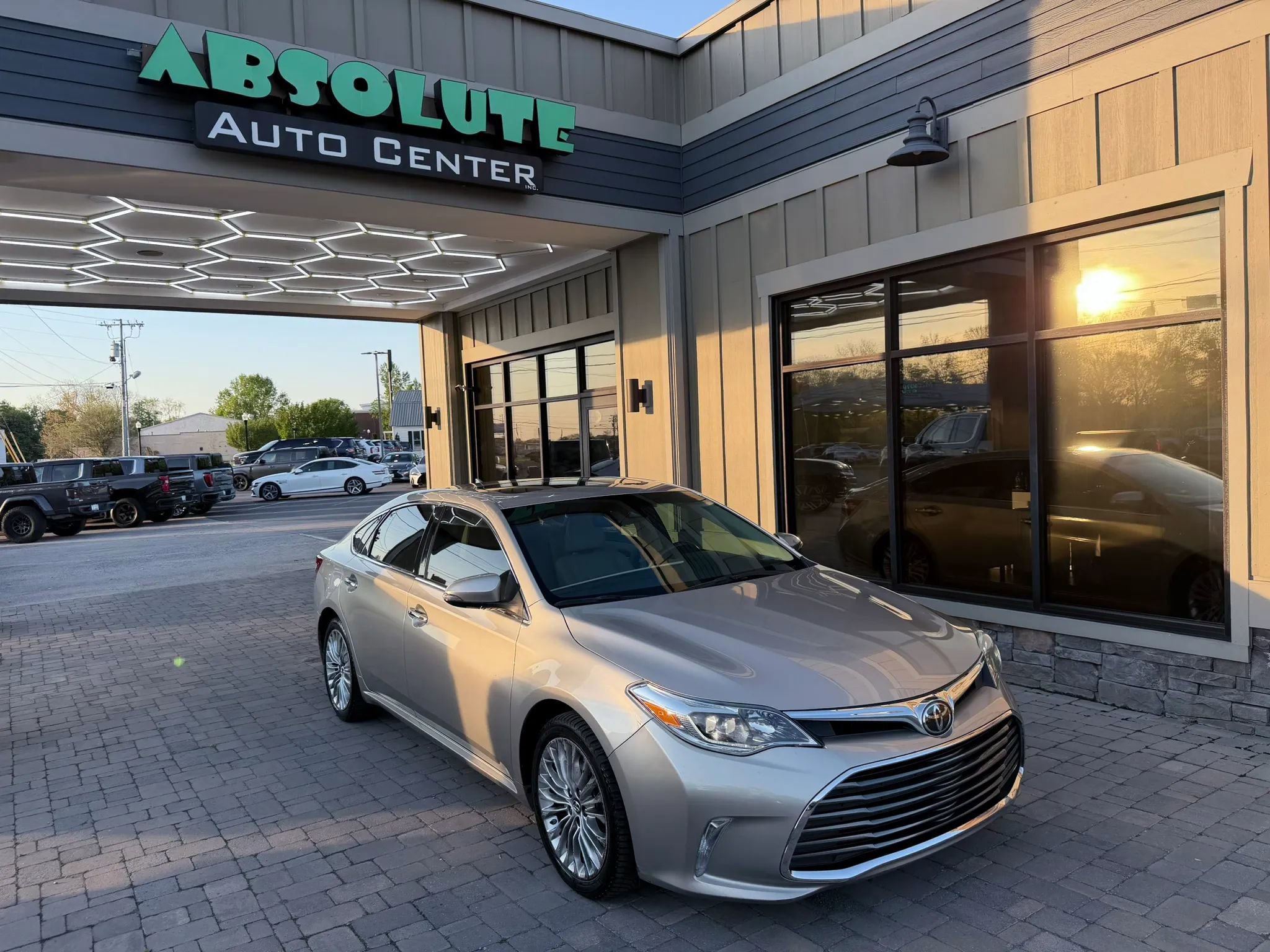 Used 2017 Toyota Avalon Limited FWD image 1