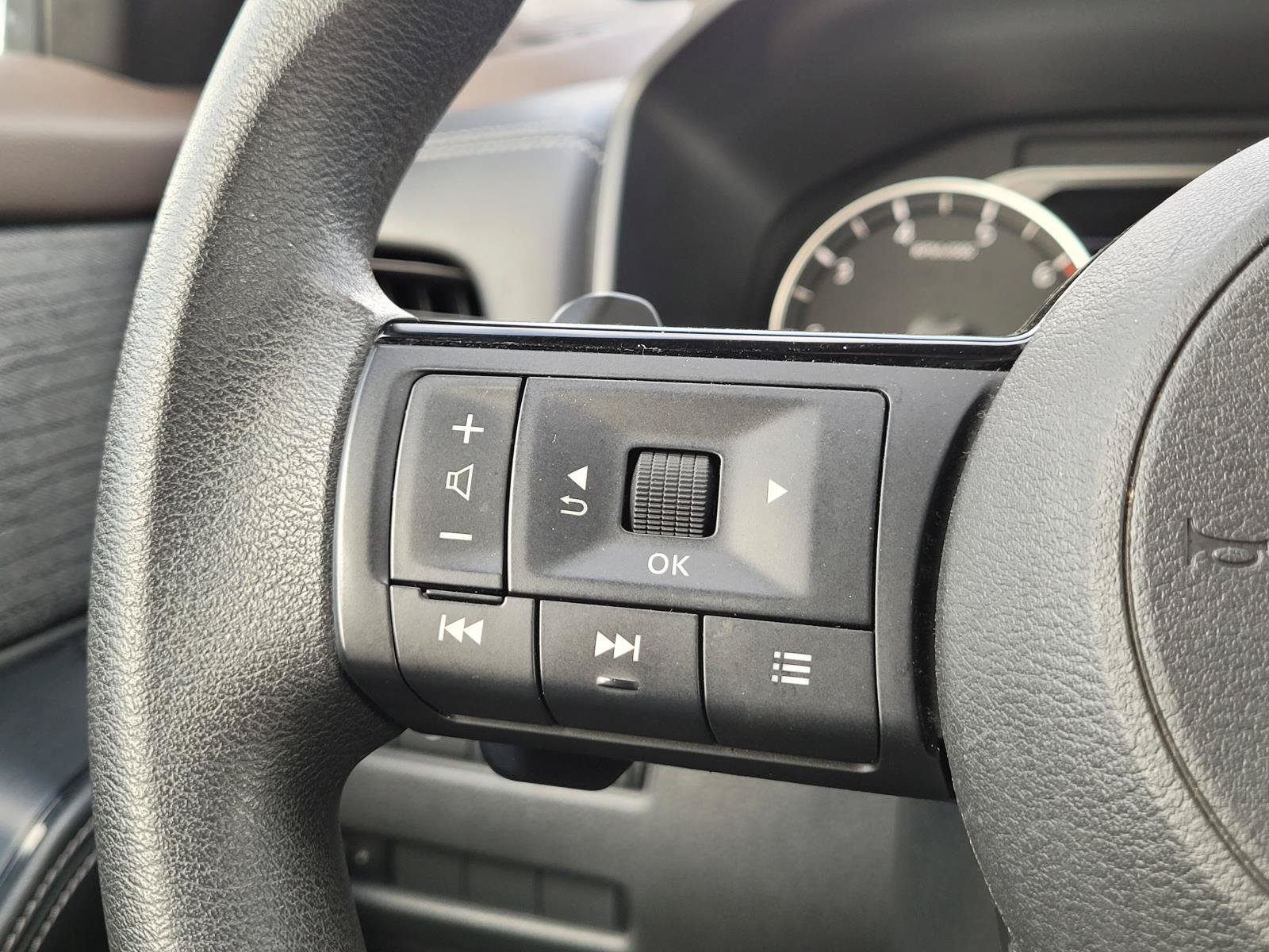 Used 2023 Nissan Rogue SV AWD/4WD image 9