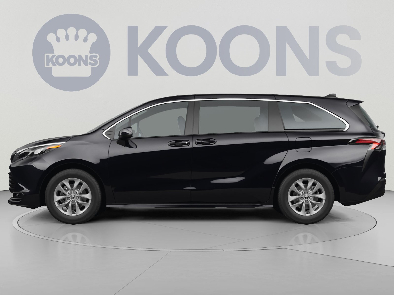 Used 2025 Toyota Sienna LE FWD image 2