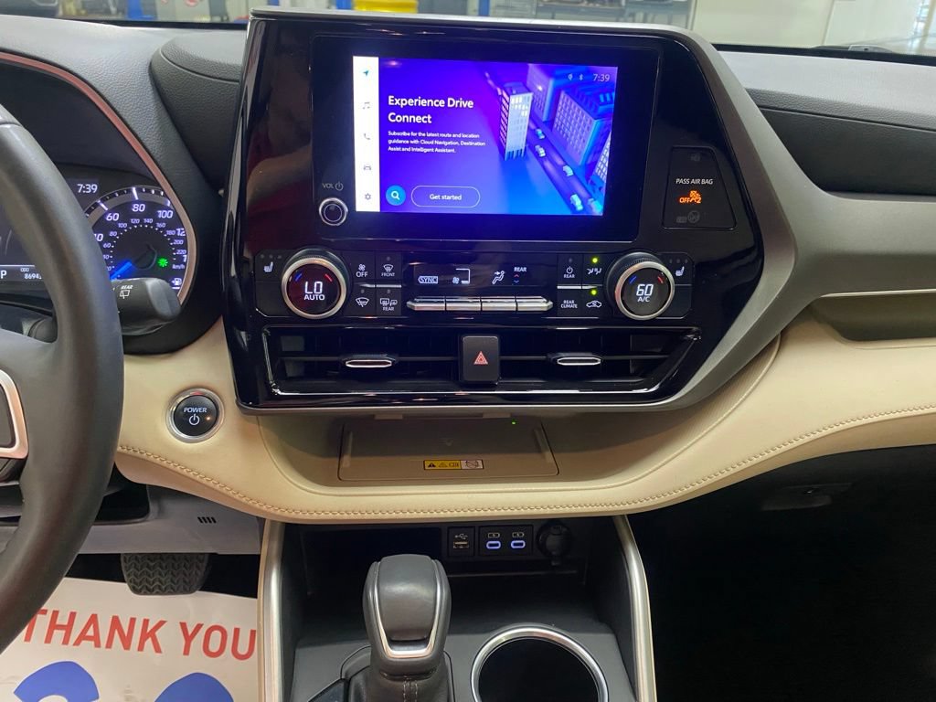 Used 2024 Toyota Highlander XLE FWD image 27