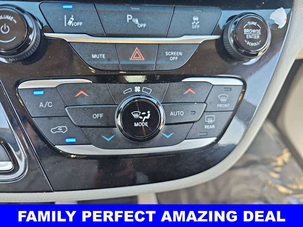 Used 2024 Chrysler Pacifica Select image 22