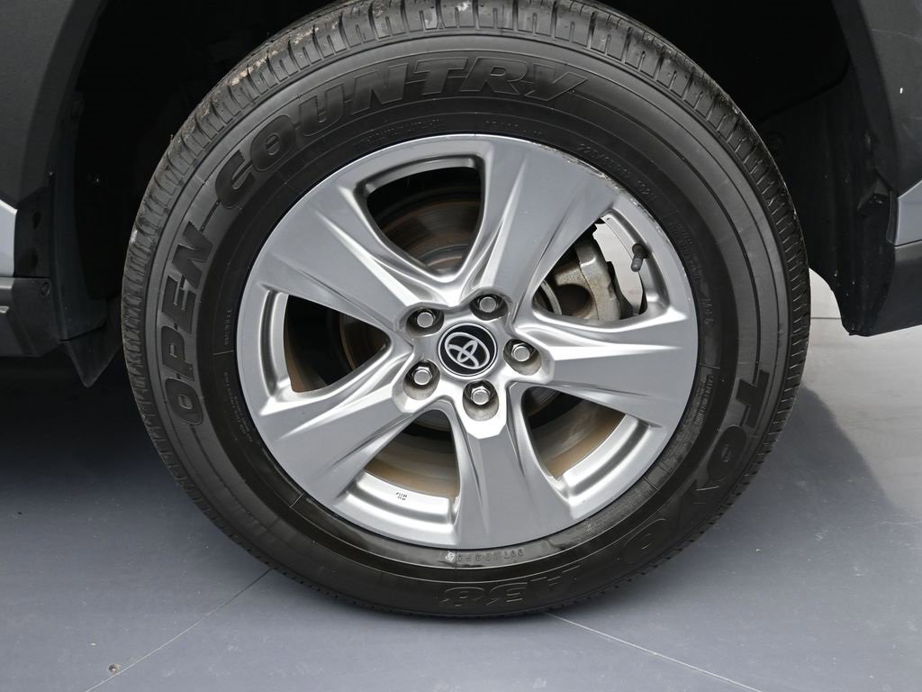 Used 2025 Toyota RAV4 XLE image 9