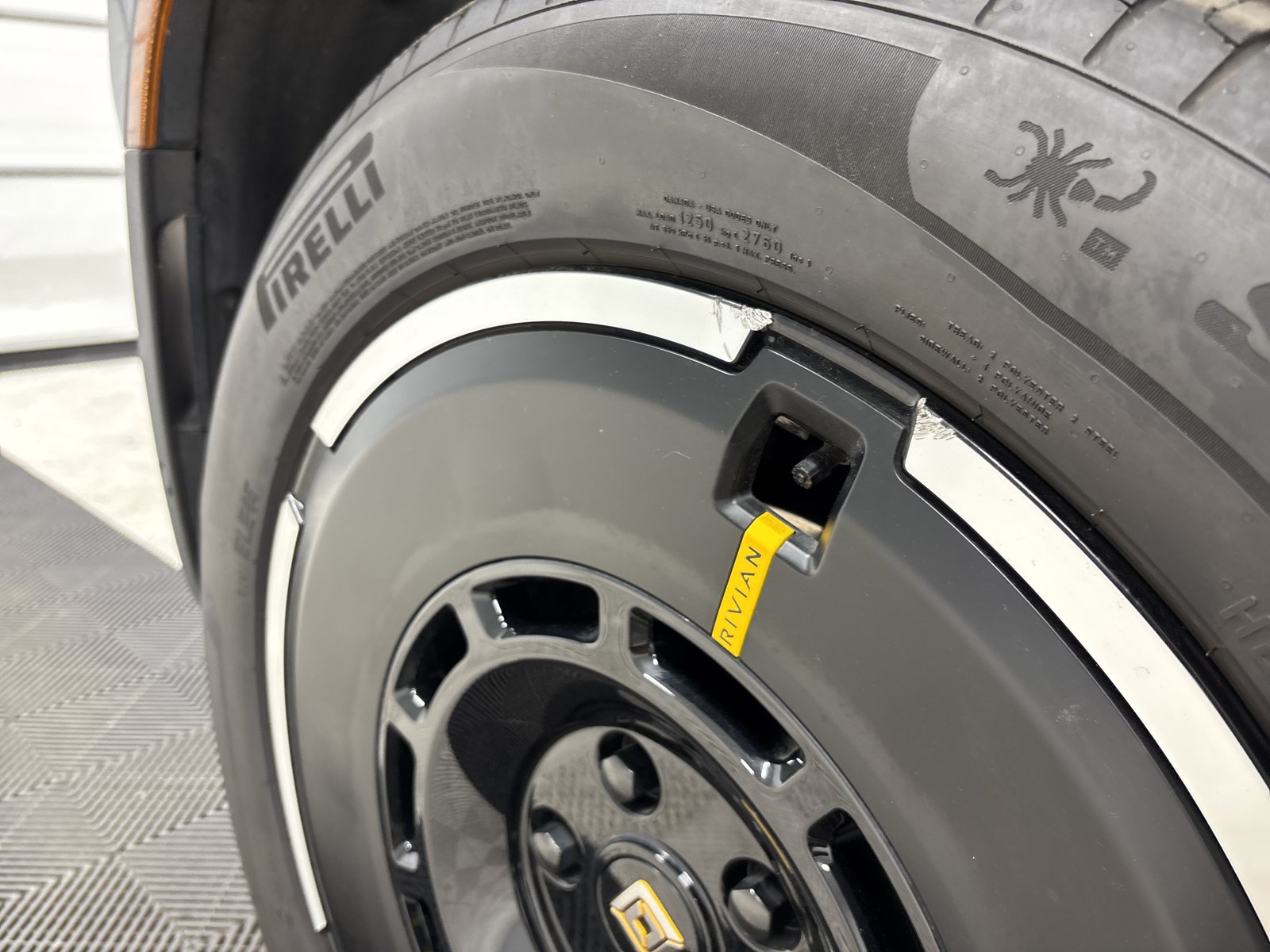 Used 2025 Rivian R1S Adventure AWD/4WD image 35