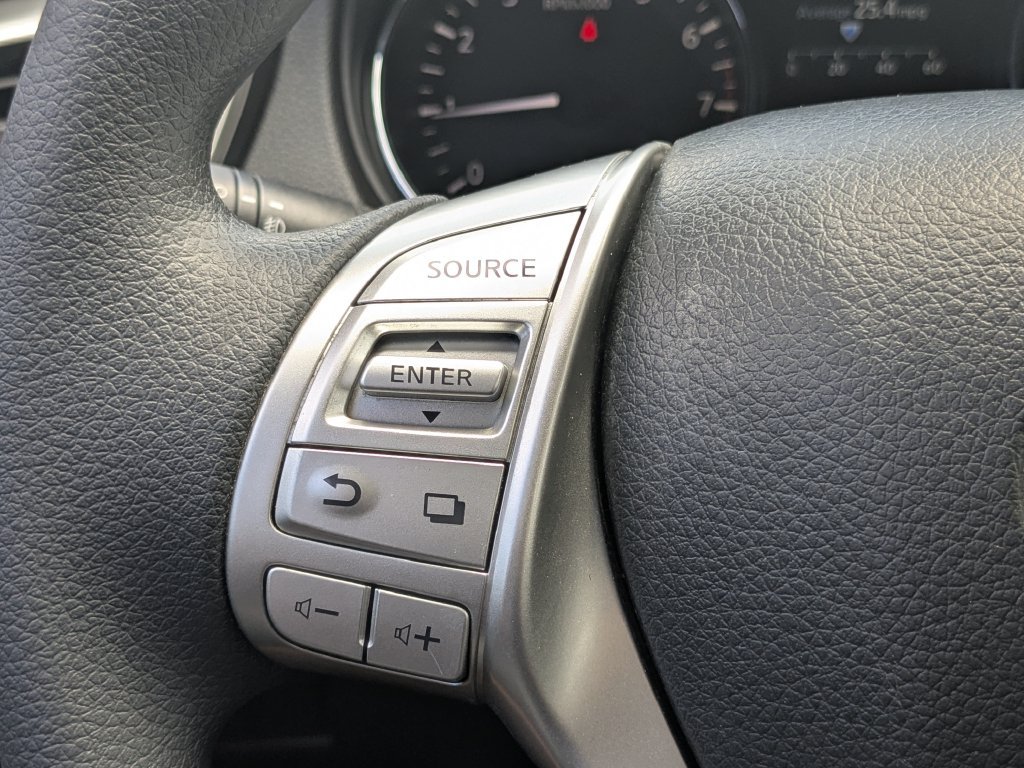 Used 2015 Nissan Rogue SV FWD image 10