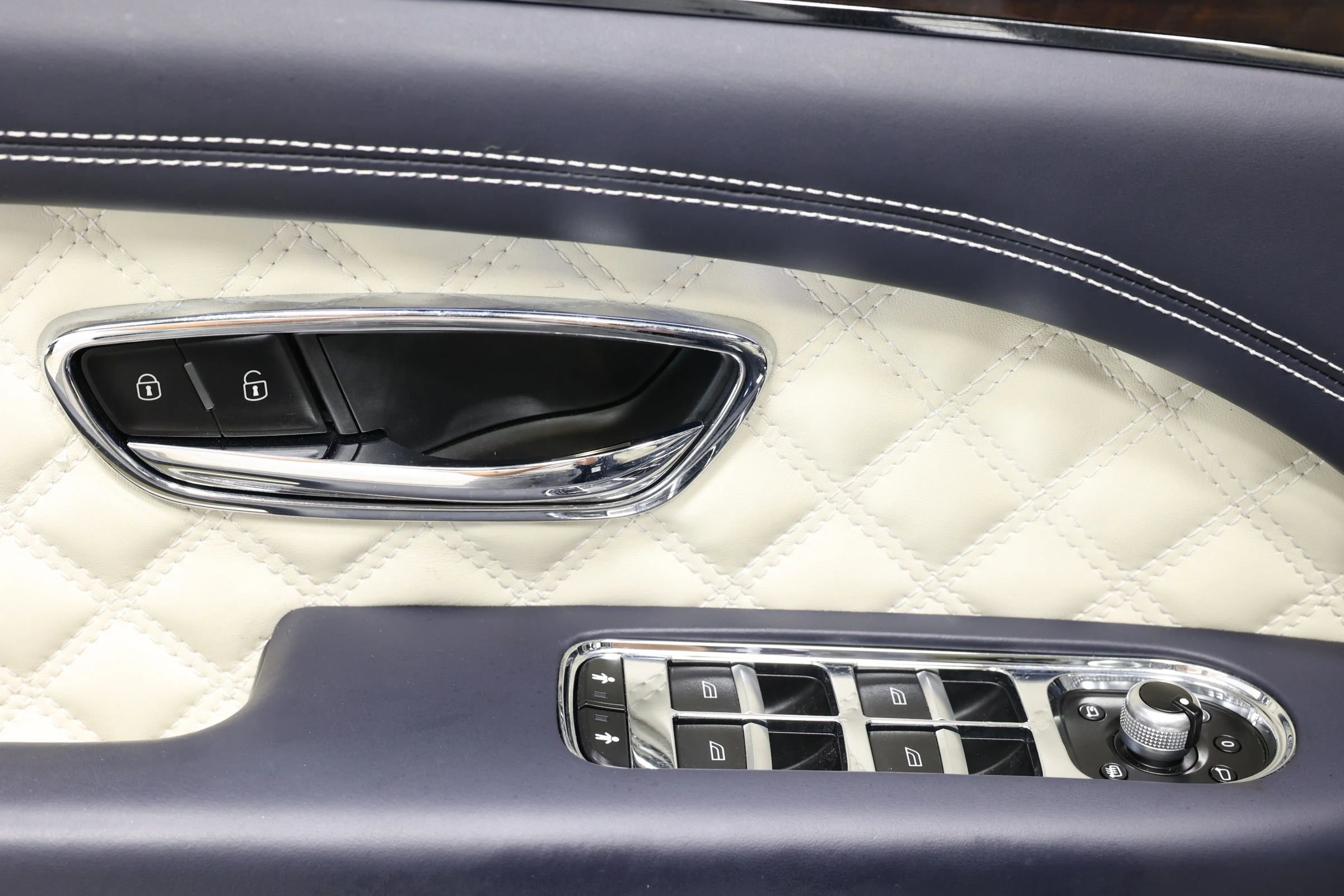 Used 2022 Bentley Bentayga image 12