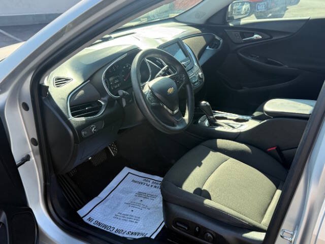 Used 2017 Chevrolet Malibu LT FWD image 10