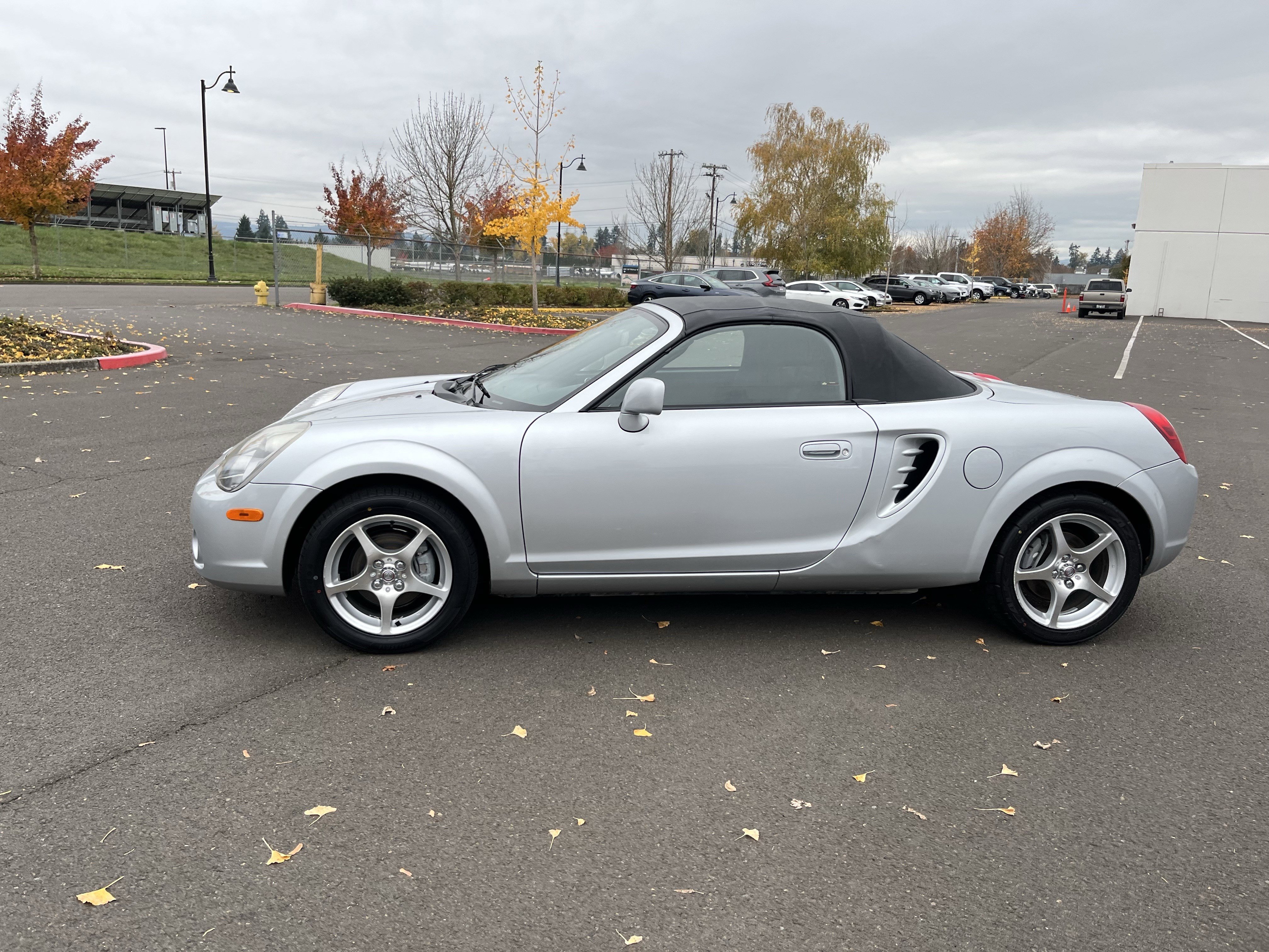 Used 2004 Toyota MR2 image 2