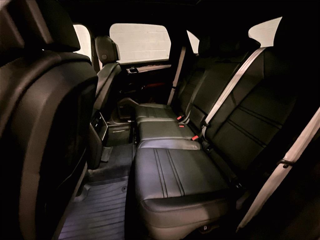 Certified 2023 Porsche Cayenne Platinum Edition image 22