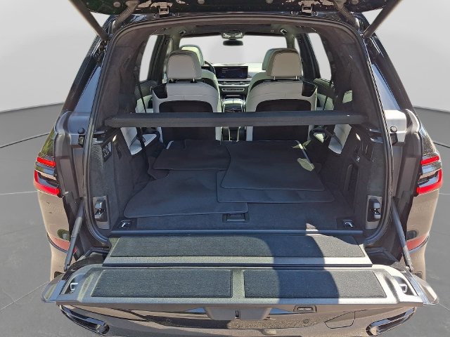 Used 2024 BMW X7 xDrive40i w/ M Sport Package AWD/4WD image 33