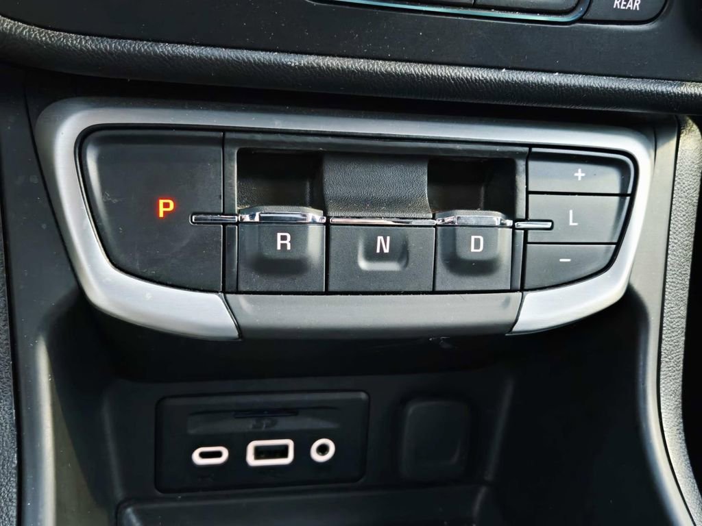 Used 2024 GMC Terrain SLT image 28