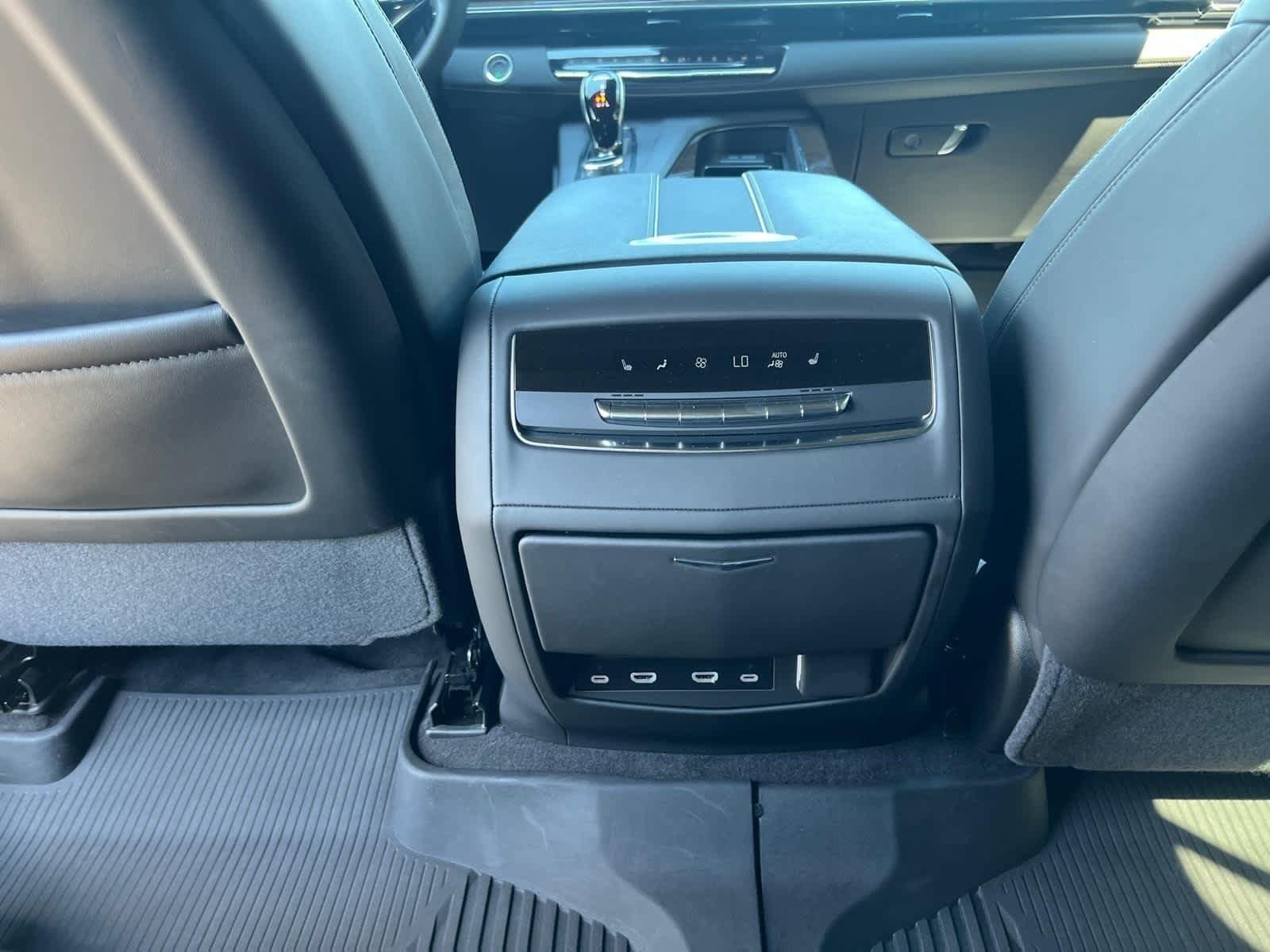 Used 2024 Cadillac Escalade Sport Platinum w/ LPO, ONYX Package AWD/4WD image 31