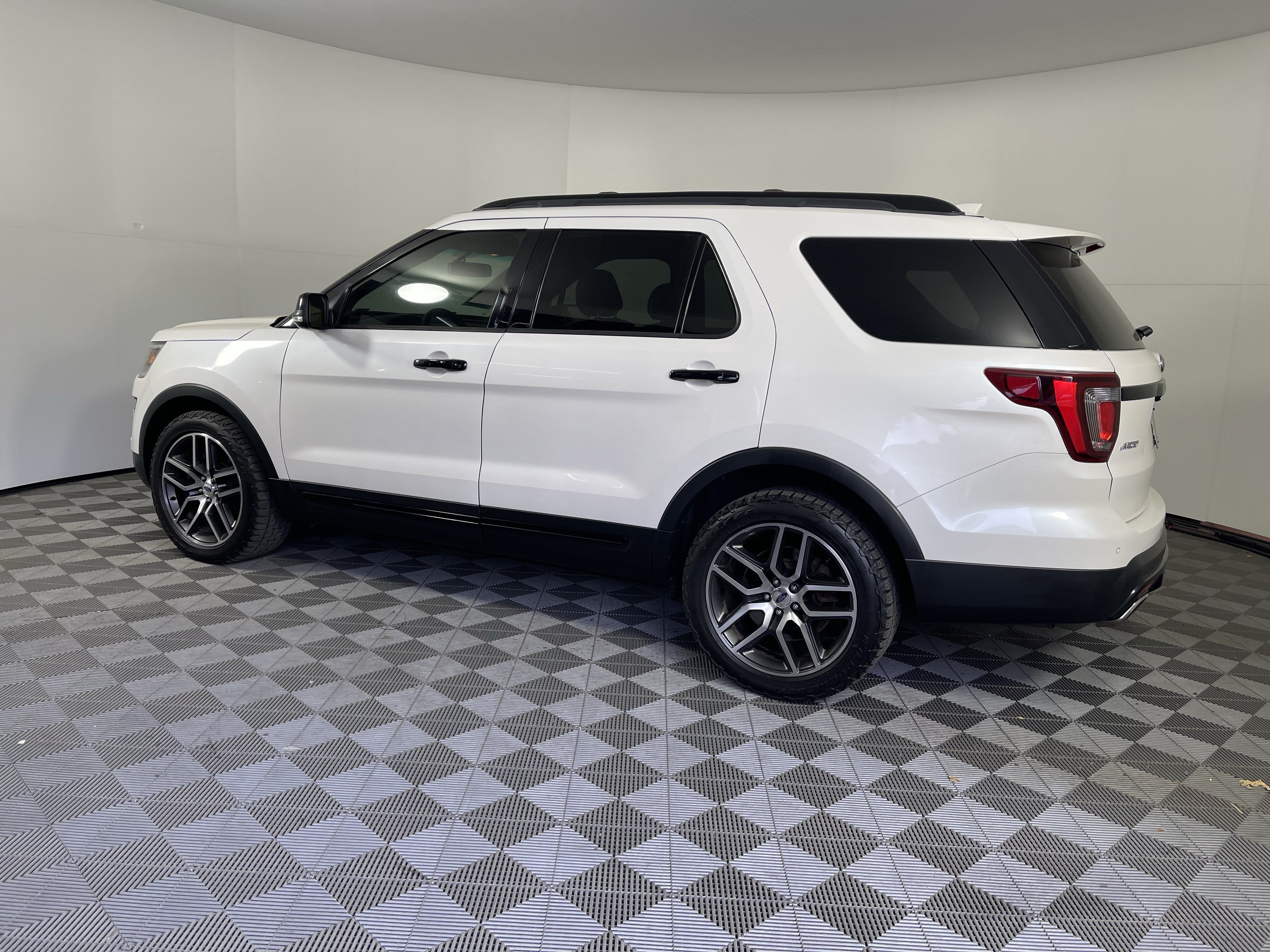 Used 2016 Ford Explorer Sport w/ Equipment Group 401A AWD/4WD image 2