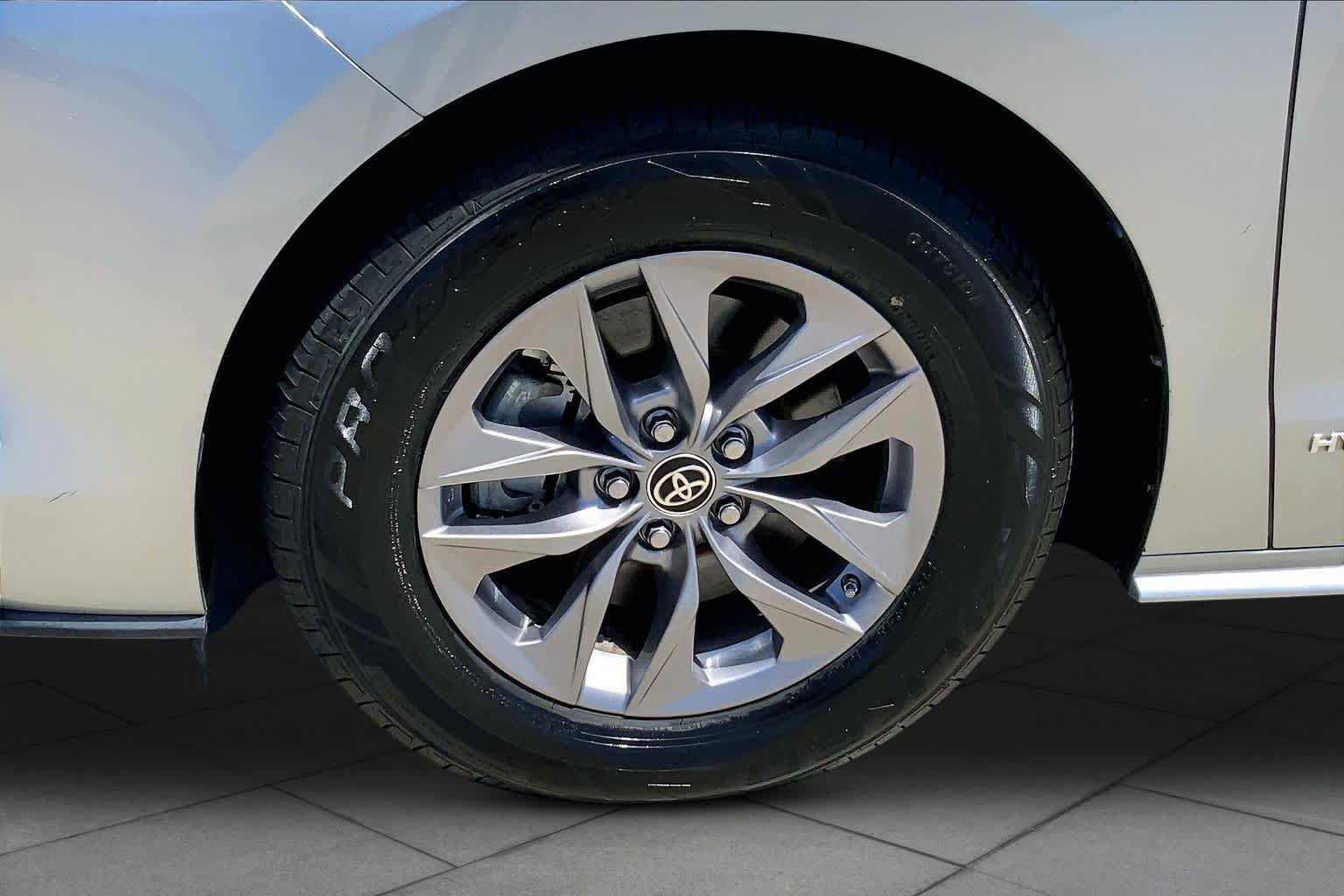 Used 2021 Toyota Sienna XLE image 11