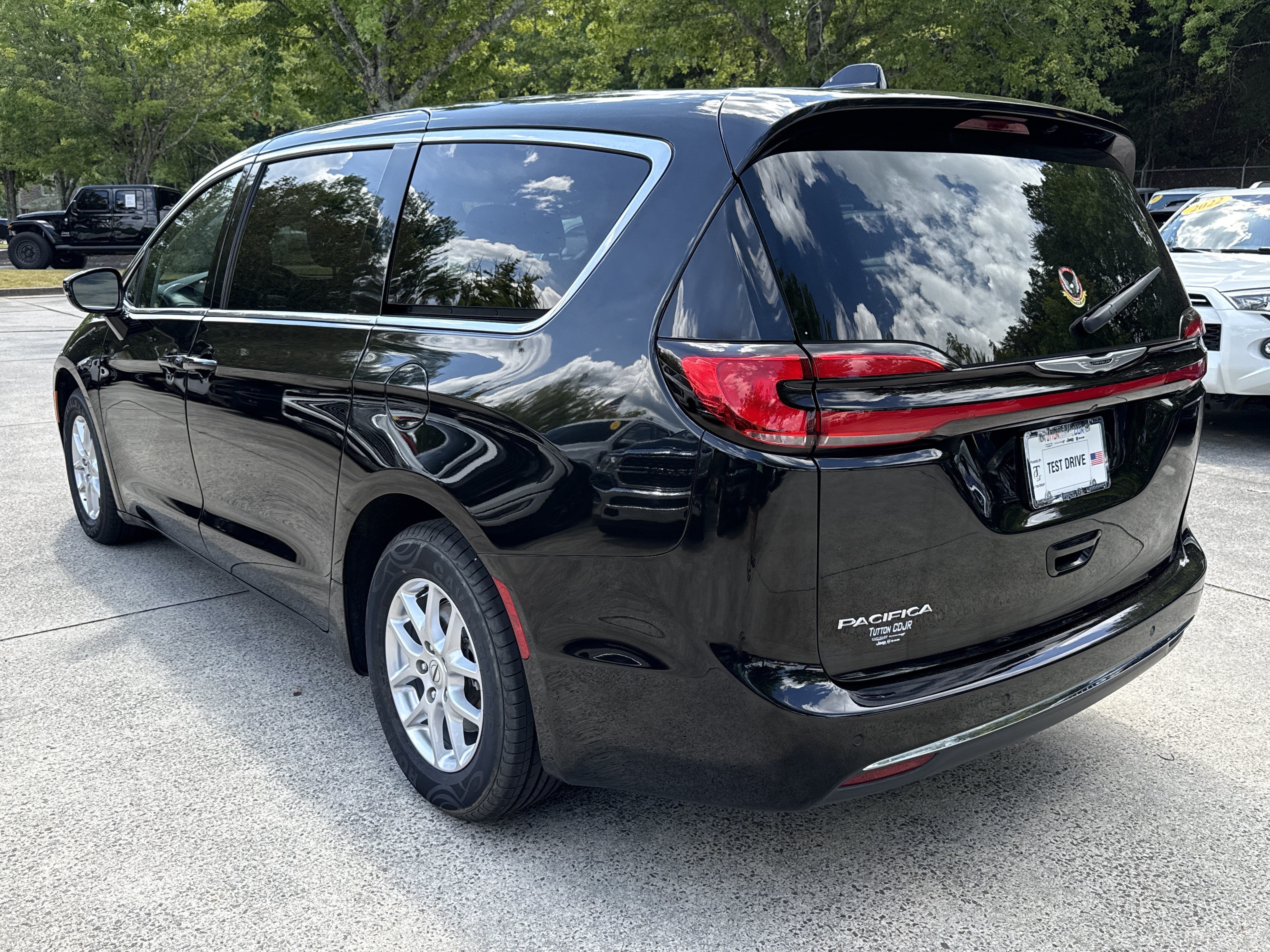 Used 2024 Chrysler Pacifica Touring-L FWD image 5
