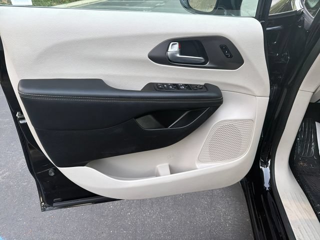 Used 2024 Chrysler Pacifica Touring-L FWD image 10