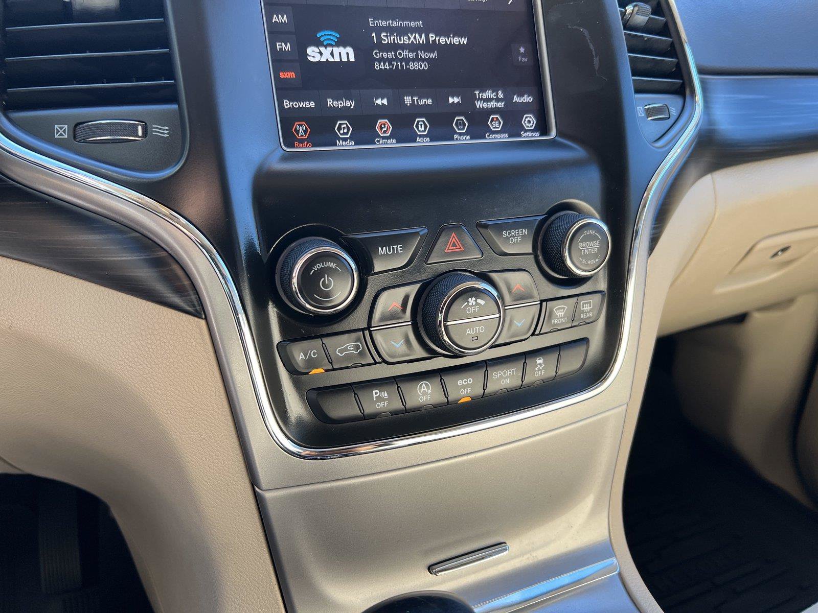 Used 2020 Jeep Grand Cherokee Laredo RWD image 9