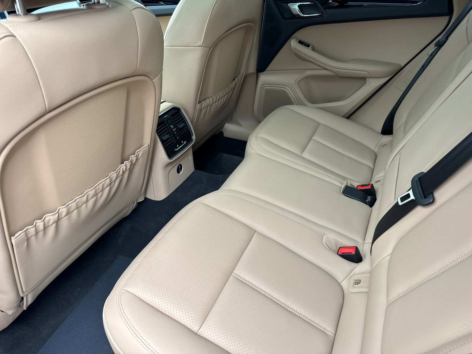 Certified 2025 Porsche Macan image 14