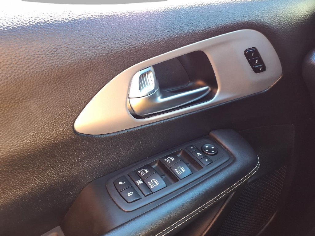 Used 2025 Chrysler Pacifica Limited FWD image 18