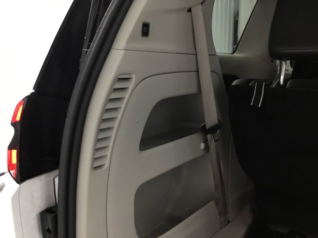 Used 2023 Chrysler Pacifica Touring-L image 16